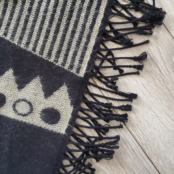 Geometric OS Shawl Poncho - Picture 5 of 9